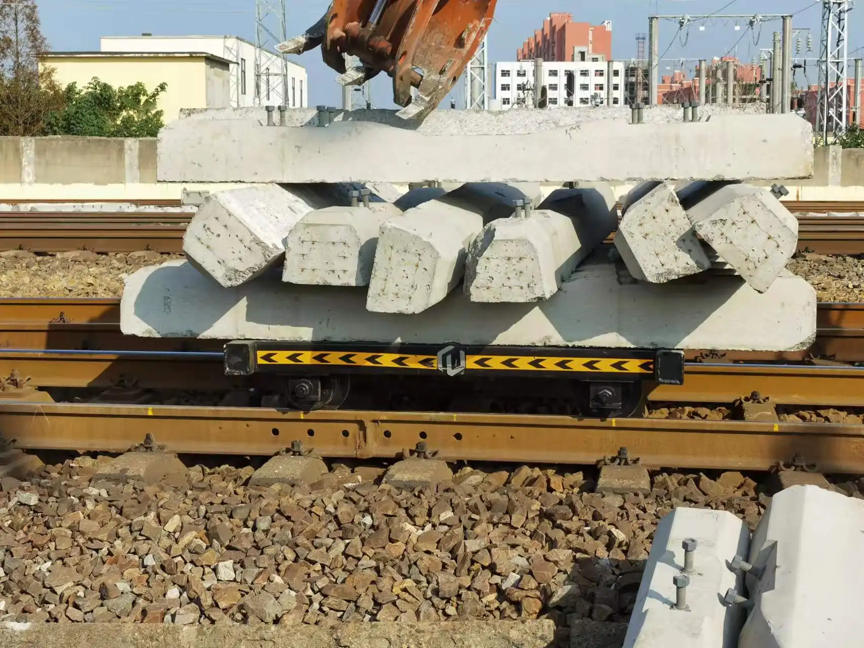 How to customize the rail track trolley to meet specific track requirements?